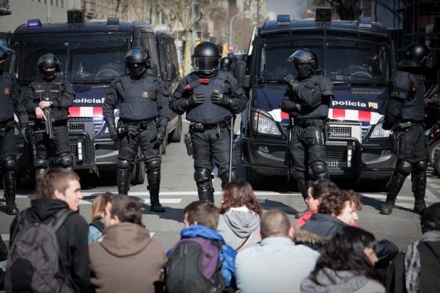 Agentes de la BRIMO ante una manifestación independentista en Barcelona