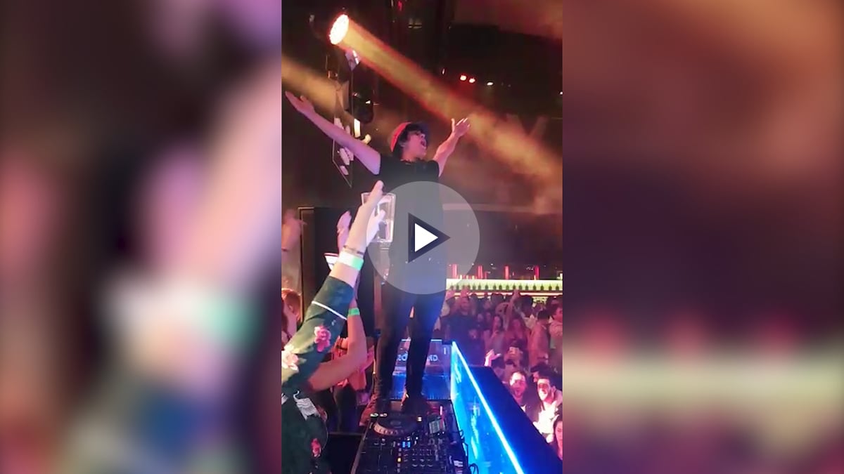 El Dj de la discoteca Pachá de Madrid pone el Himno Nacional.