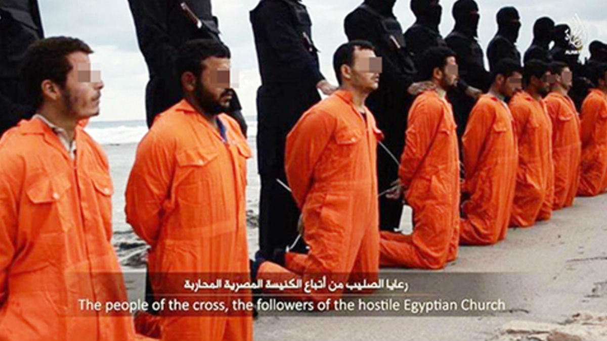Una de las primeras imágenes icónicas de la infamia del ISIS, asesinando cristianos coptos ante el mar en Sirte (Libia).