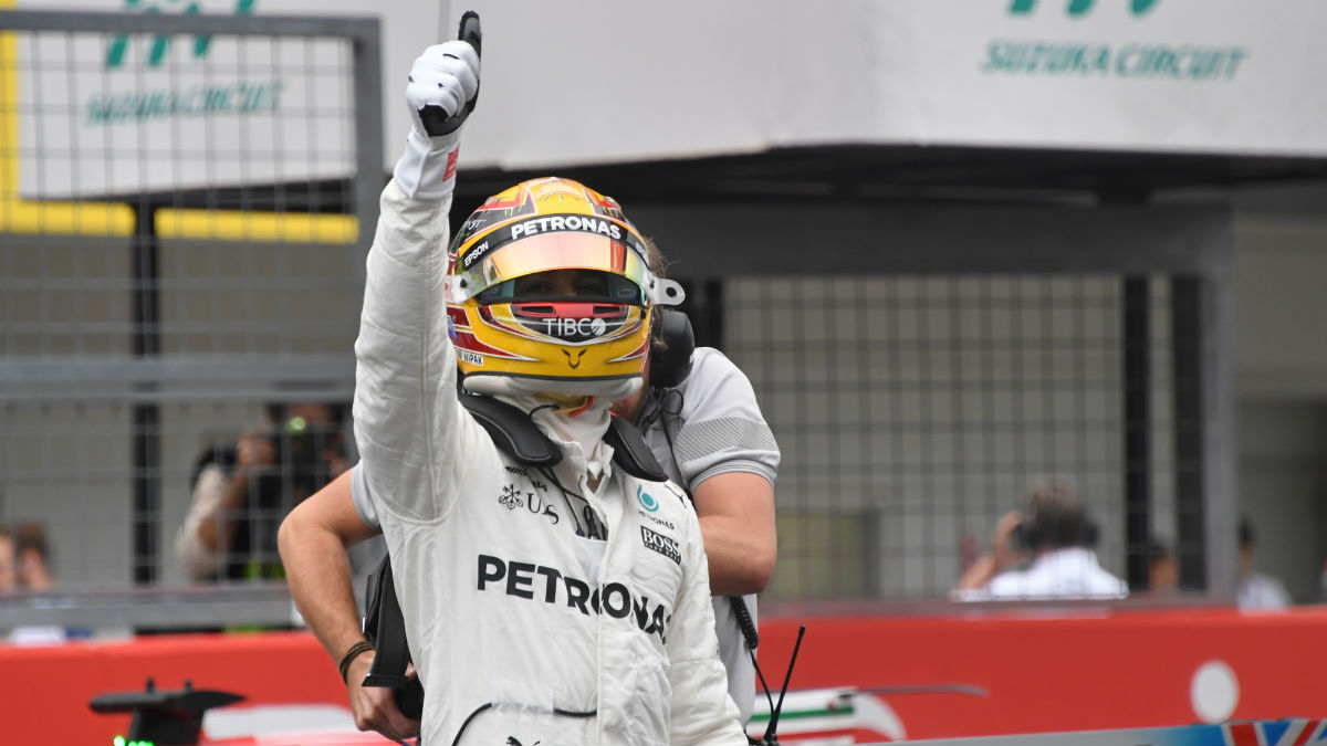 Lewis Hamilton celebra la pole en Suzuka. (AFP)