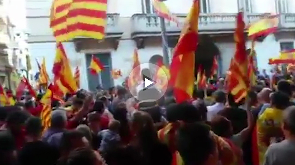 Cientos de ciudadanos de Mataró, en la calle contra la independencia y con banderas españolas y catalanas.