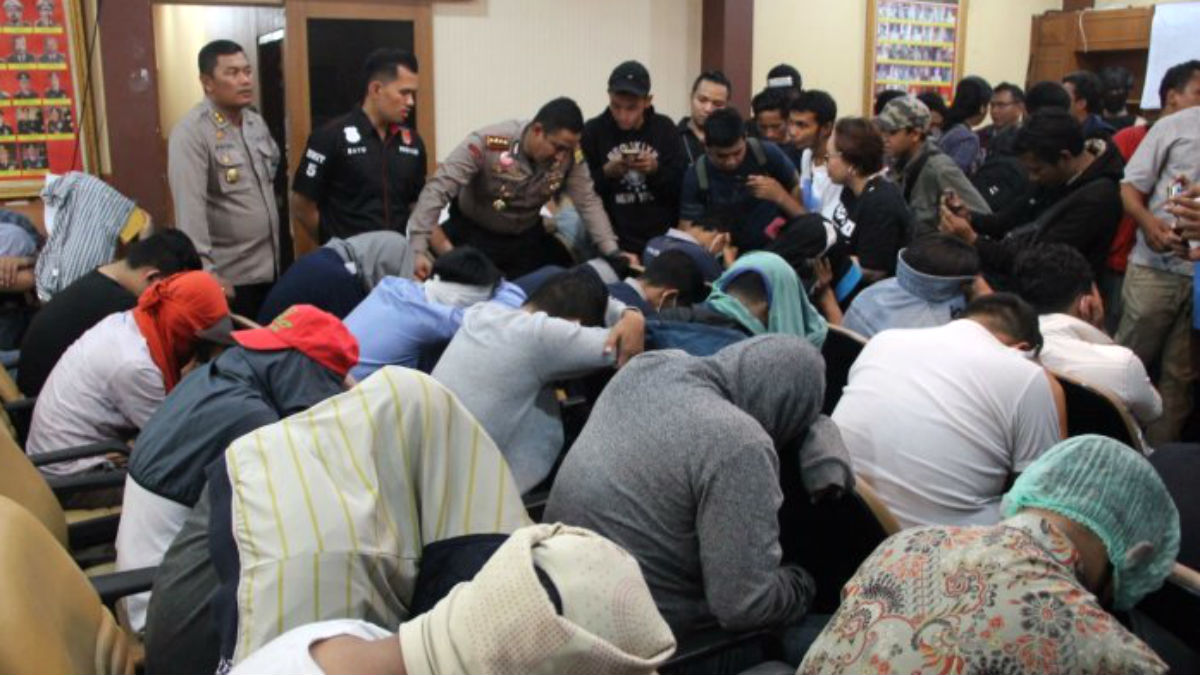 Los detenidos en la redada contra un «spa gay» en Yakarta (Indonesia).