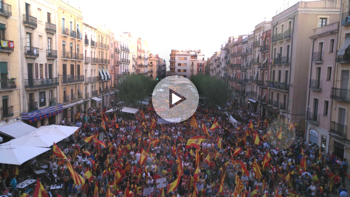 El centro de Tarragona tomado por 10.000 catalanes por la unidad de España.