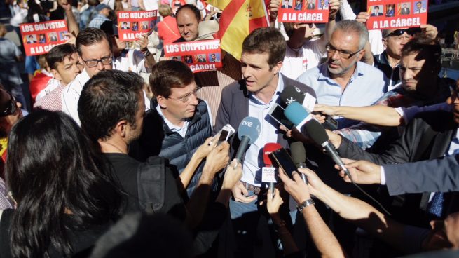 Pablo Casado (PP) se dirige a la prensa durante la manifestación convocada en defensa de la unidad de España. Foto: Francisco Toledo