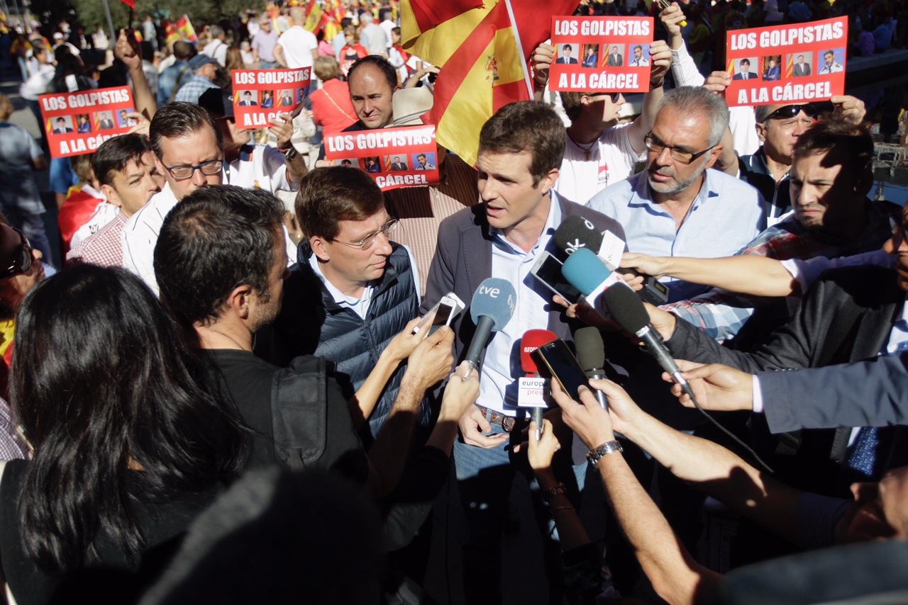 Pablo Casado (PP) se dirige a la prensa durante la manifestación convocada en defensa de la unidad de España. Foto: Francisco Toledo
