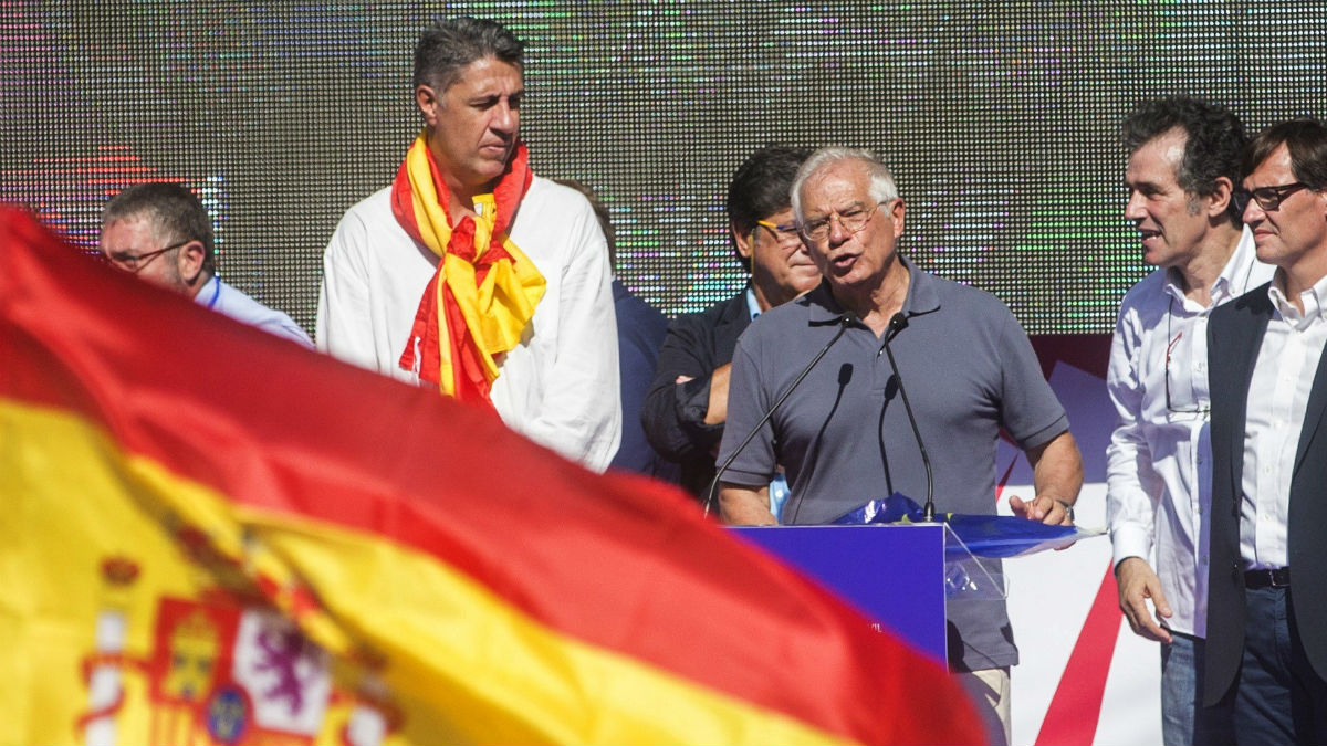 Josep Borrell junto a Xavier García Albiol, en la manifestación de este domingo (Foto: EFE)