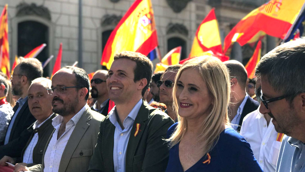 Cristina Cifuentes y Pablo Casado en la manifestación de Barcelona (Foto: Efe).