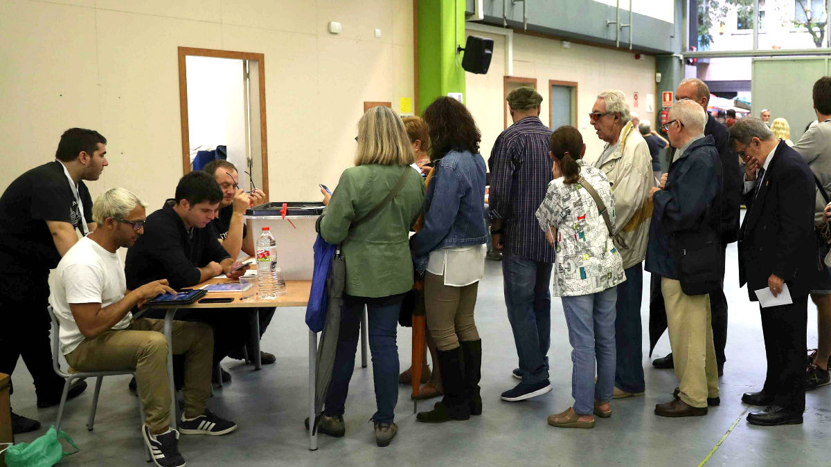 Personas haciendo cola para votar en el referéndum ilegal del 1-O (Foto: Efe).