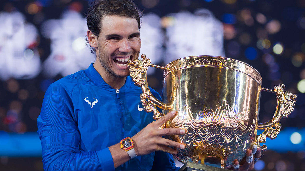 Rafa Nadal posa con el trofeo de campeón en Pekín. (AFP)