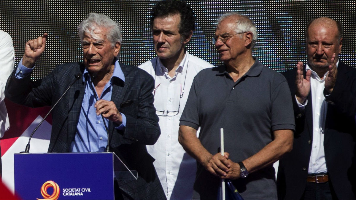 Vargas Llosa con Borrell y Mariano Gomá de SCC. (Foto: EFE)