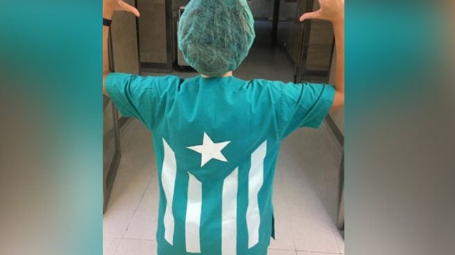 Enfermera con estelada en el uniforme