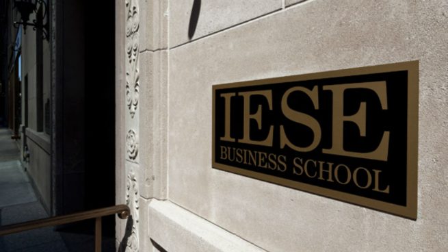 Alumnos del IESE exigen a la escuela de negocios un pronunciamiento en favor de la Constitución