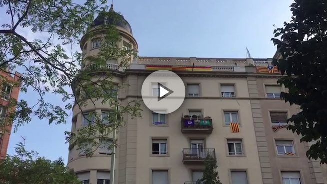 Barcelona ya no tiene miedo: Las fachadas se inundan de banderas de España