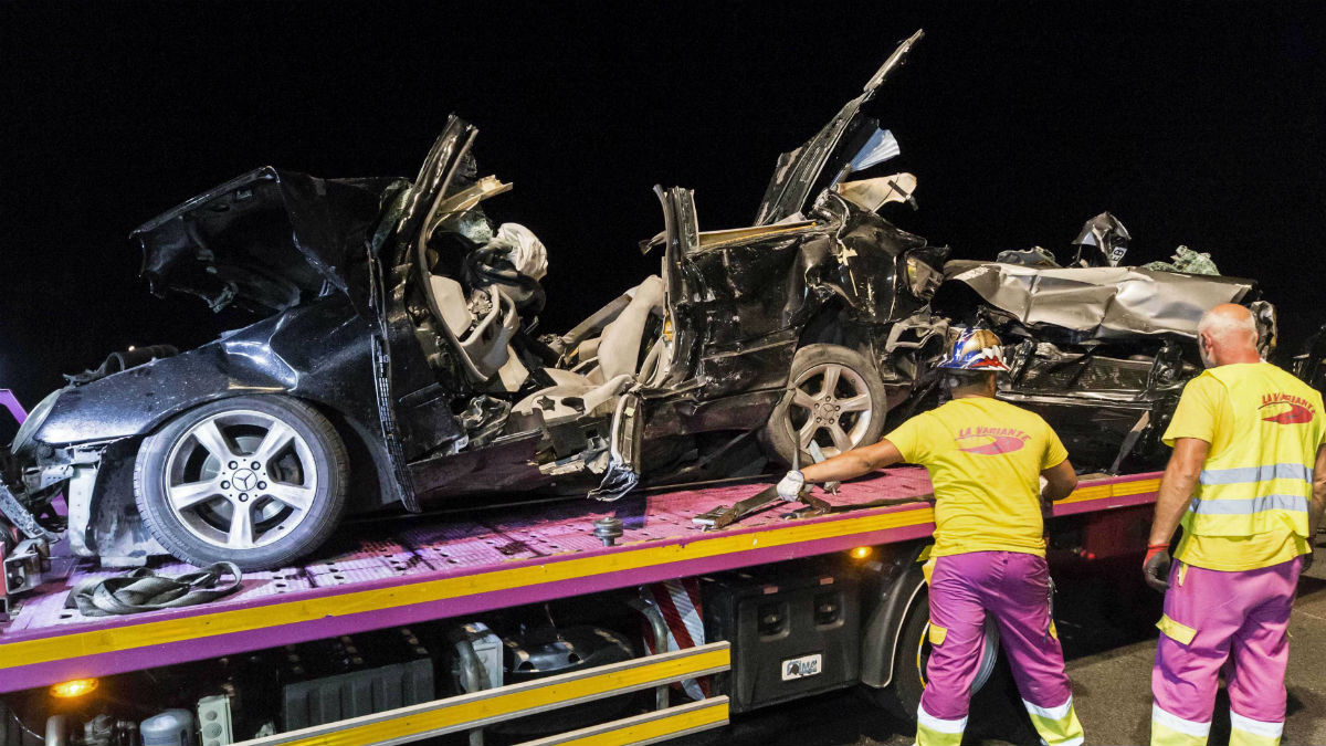 Operarios retirando vehículos siniestrados (EFE)