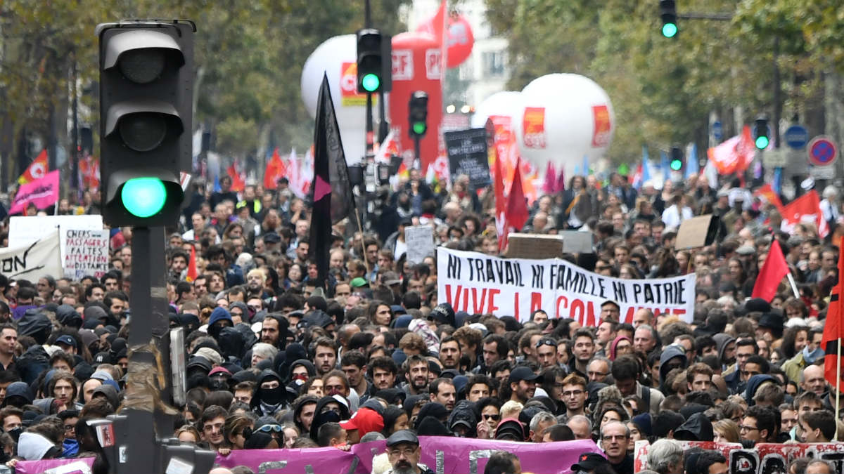 Manifestaciones en París de funcionarios contra las políticas de Macron. (AFP)