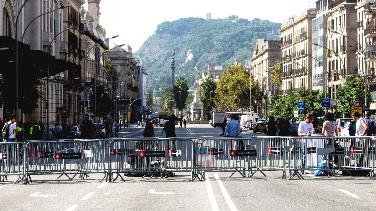 Mossos d’Esquadra perimetrando los alrededores del Parlament. (Foto: EFE)