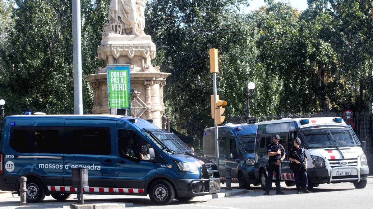 Miembros de los Mossos d’Esquadra custodian la entrada del parque de la Ciutadella, donde se encuentra el Parlament de Catalunya, en el que esta tarde el presidente de la Generalitat, Carles Puigdemont, comparecerá a petición propia ante el pleno del Parlament (Foto: Efe)