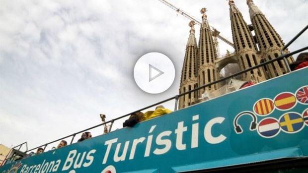 Autob&uacute;s tur&iacute;stico frente a la Sagrada Familia de Barcelona (Foto: GETTY).