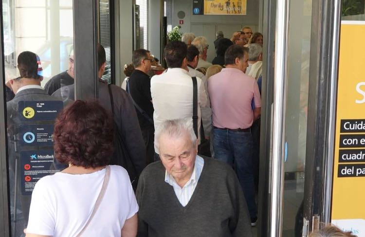Los bancos de Huesca triplican sus plantillas para atender a los depositantes que huyen de Cataluña