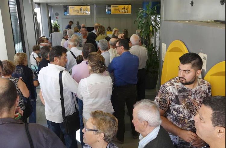 Los bancos de Huesca triplican sus plantillas para atender a los depositantes que huyen de Cataluña