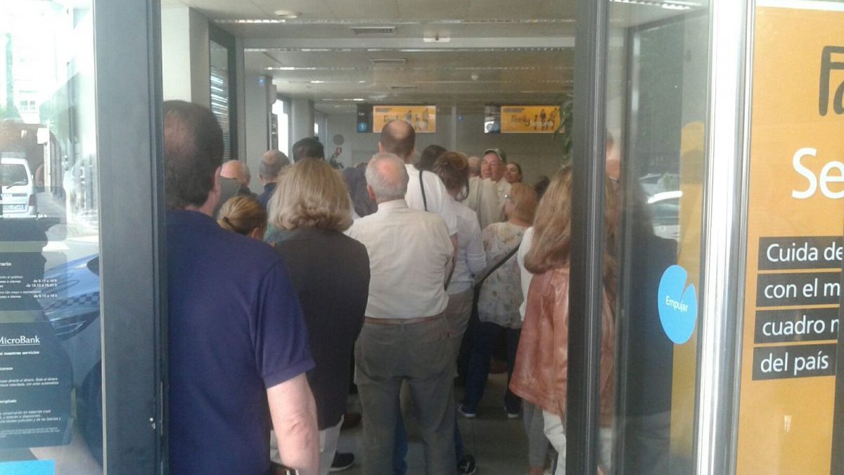 Filas de personas en La Caixa esperando su turno. FOTO: OKDIARIO