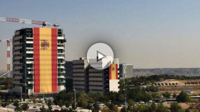 Un empresario cubre un bloque de 14 pisos con una bandera de España del tamaño de dos campos de tenis