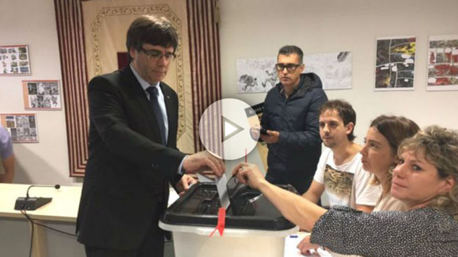 El presidente de la Generalitat, Carles Puigdemont, votando en el referéndum ilegal