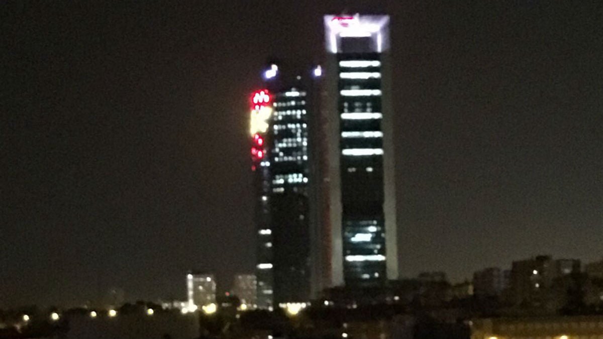 La Torre de Cristal se tiñe de rojo y amarillo por la Fiesta Nacional