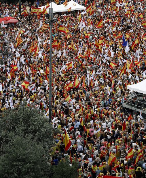 Miles de personas se manifiestan en Barcelona para celebrar la Fiesta Nacional