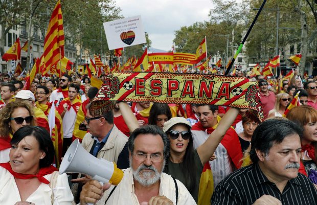 Miles de personas se manifiestan en Barcelona para celebrar la Fiesta Nacional