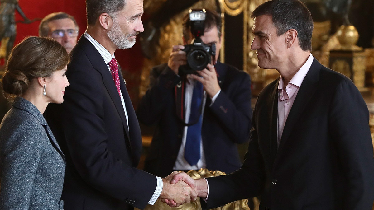 Pedro Sánchez saluda a los Reyes de España.