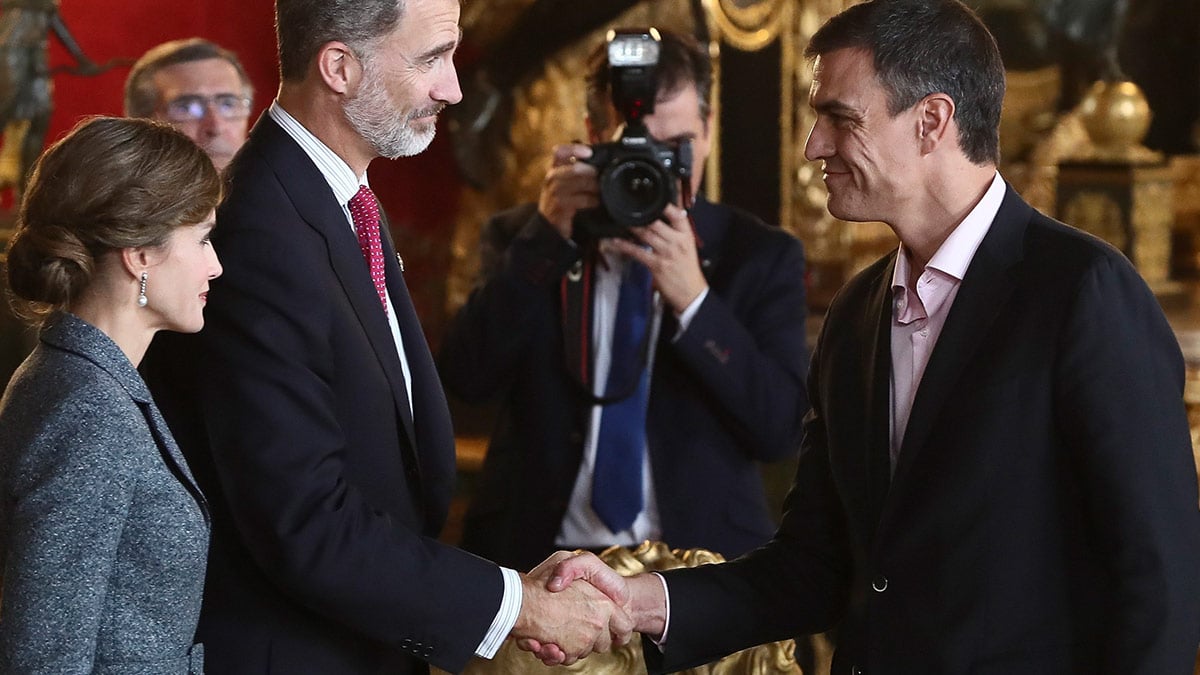 Pedro Sánchez saluda a los Reyes de España.