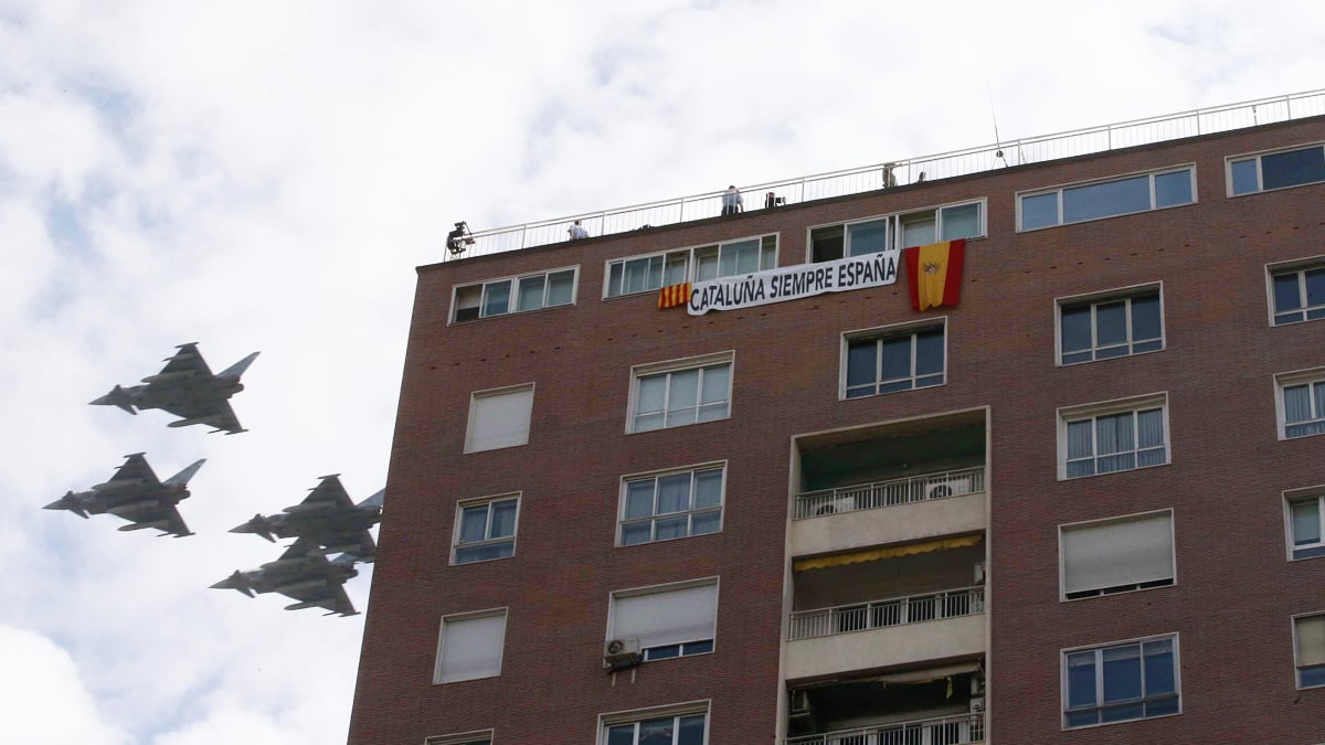 Un grupo de Eurofighter del Ala-14 del Ejército del Aire sobrevuela el cielo de Madrid durante el desfile del Día de la Fiesta Nacional. (Foto: EFE)