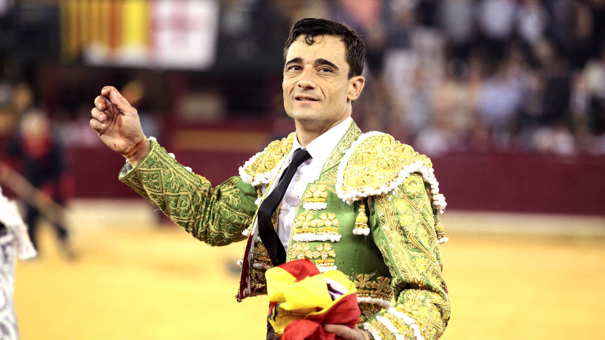 Paco Ureña pasea una de las orejas cortadas (Foto: Efe).