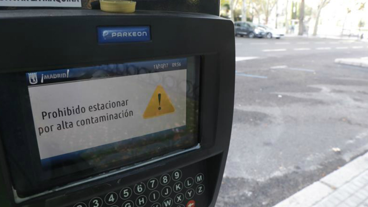 Parquímetro del Ayuntamiento de Madrid en un día de activación del protocolo anticontaminación.
