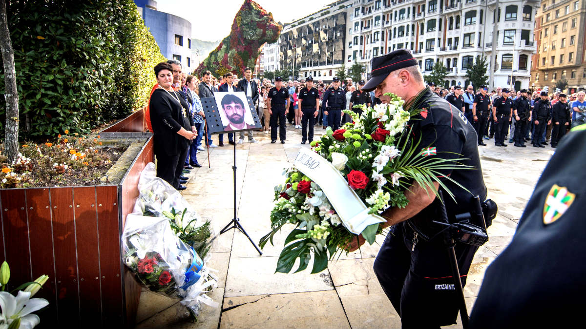 Un momento del homenaje al ertzaintza asesinado por ETA (Foto: Efe).