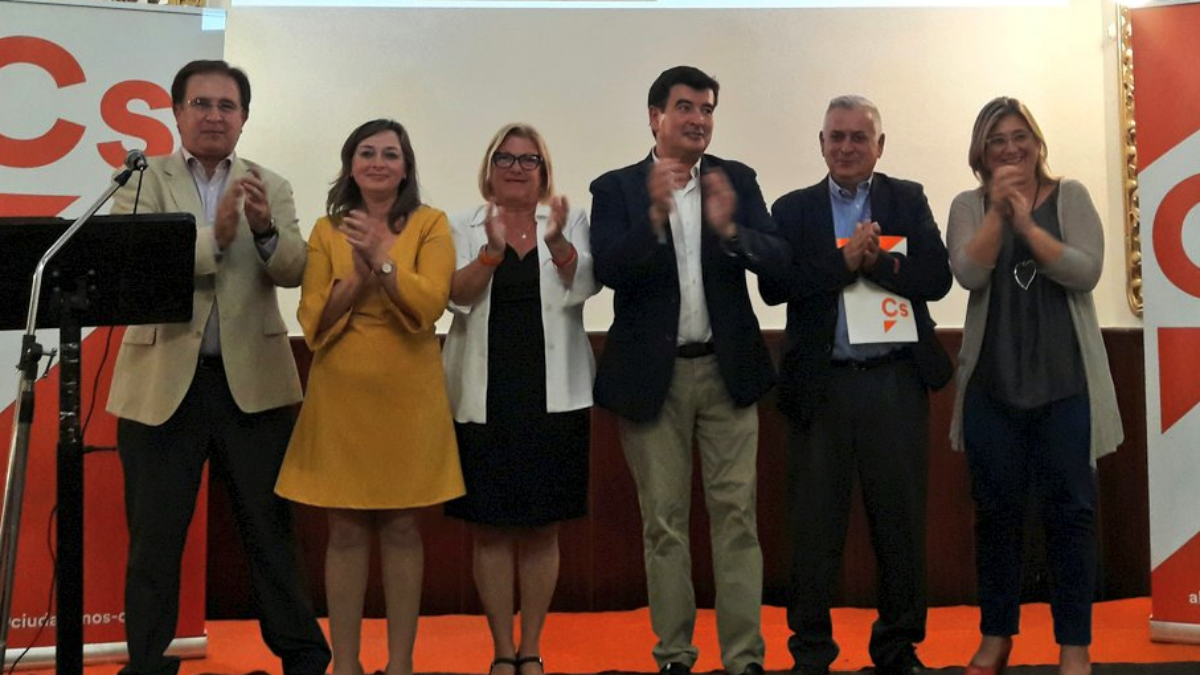 Fernando Giner, portavoz de Ciudadanos en el centro de la imagen con camisa blanca. (Foto: Ciudadanos)