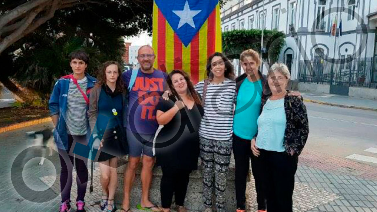 Gema Aguilar y otros miembros de Podemos en Melilla posan junto a la bandera independentista de Cataluña.
