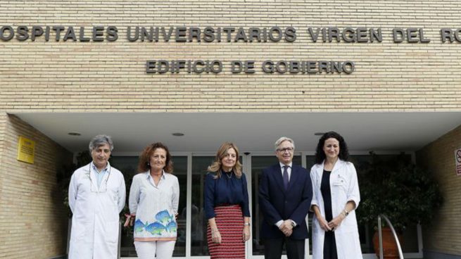 El Equipo del Hospital Universitario Virgen del Rocío de Sevilla que ha hecho posible el nacimiento del tercer 'bebé medicamento' nacido en España. Foto: EFE