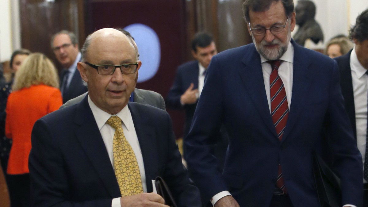 El presidente del Gobierno, Mariano Rajoy, y el ministro de Hacienda, Cristóbal Montoro. (Foto EFE)