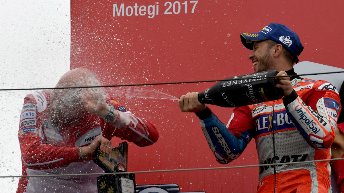 Dovizioso celebra su victoria en Motegi. (AFP)