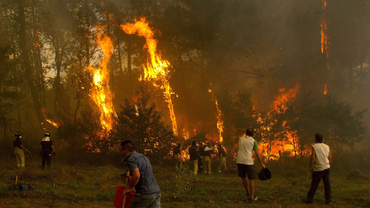 Voluntarios trabajan para ayudar en la extinción de un incendio. (Foto: EFE)