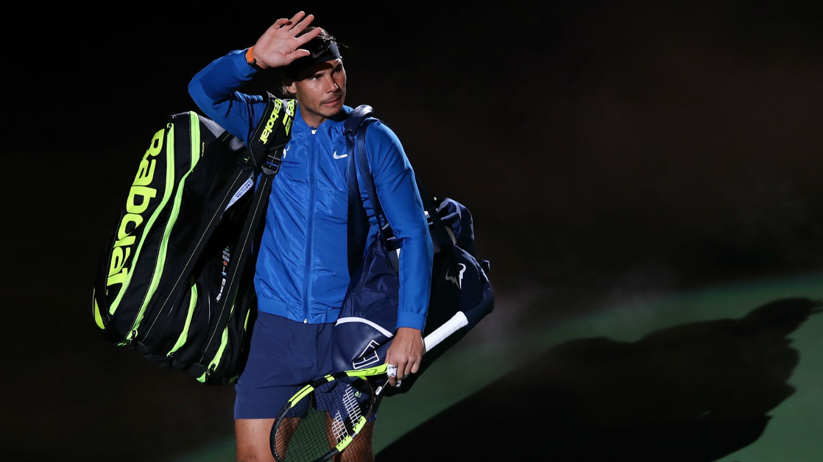 Nadal saluda al entrar a la pista. (AFP)