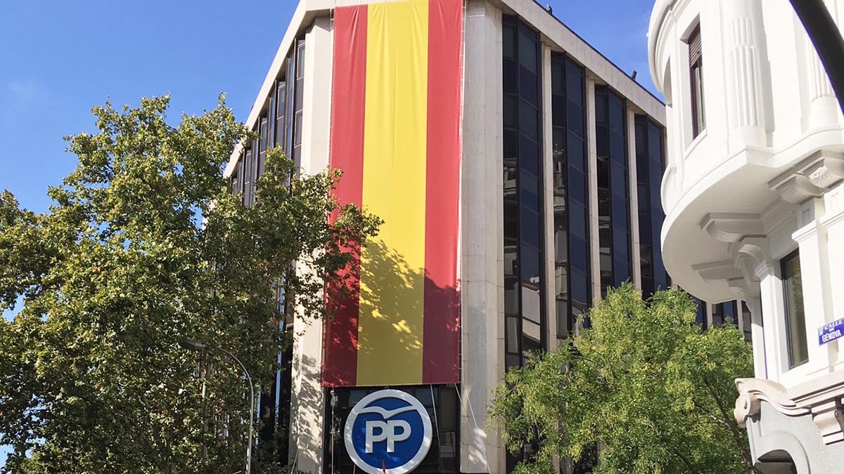 Bandera de España en la fachada de la sede del PP en la calle Génova. (Foto: Francisco Toledo)