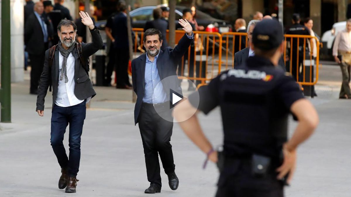 Jordi Cuixart y Jordi Sánchez, presidentes de Òmnium y la ANC, a su llegada a la Audiencia Nacional. (EFE)