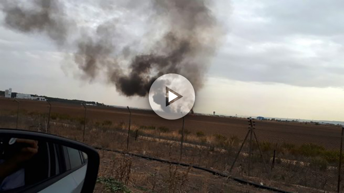 Primera imagen de la columna de humo tras el siniestro del avión junto a la base aérea de Torrejón de Ardoz.