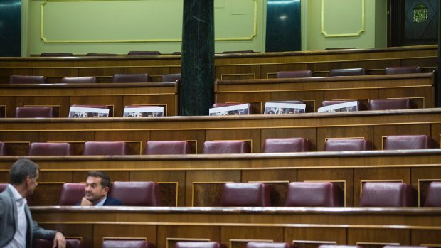 Fotos en apoyo a los detenidos en Cataluña en los escaños del Congreso. (Foto: FRANCISCO TOLEDO)