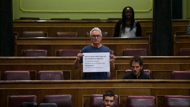 Diego Cañamero con un cartel en apoyo a los detenidos en Cataluña. (Foto: FRANCISCO TOLEDO)