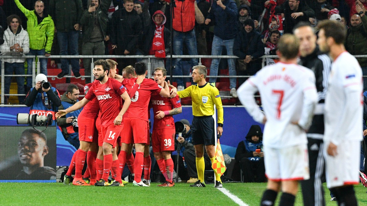 Los jugadores del Sevilla observan la celebración del Spartak. (AFP)