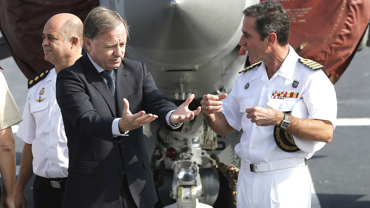 El delegado del Gobierno, Juan Carlos Moragues (i), conversa con el comandante del portaviones Juan Carlos I, José Lago Ochoa (d), durante la visita que ha realizado al buque, el mayor de la Armada (Foto: Efe)